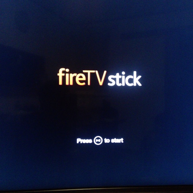 Fire TV stickは設置も簡単！大画面のTVがあれば家で家族と一緒にに楽しめるのでオススメ
